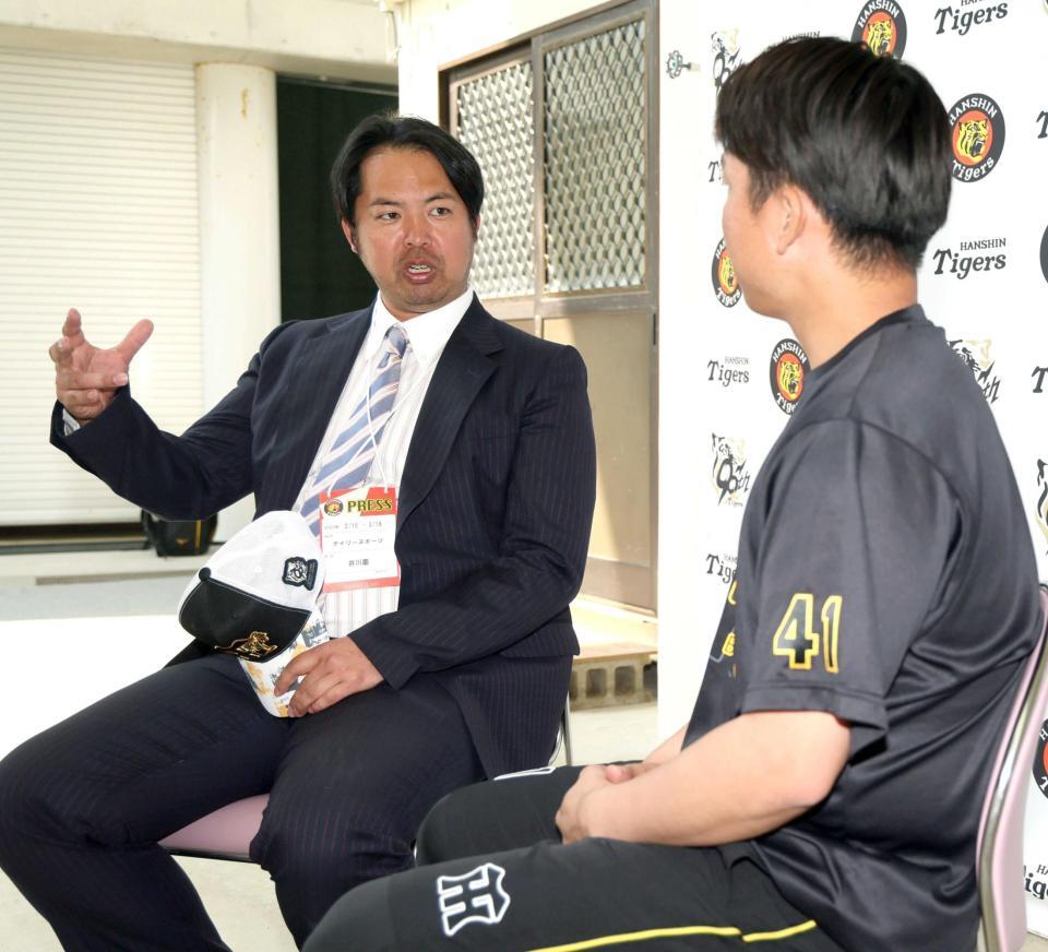 　村上（右）に自身の開幕投手の経験を語る井川氏