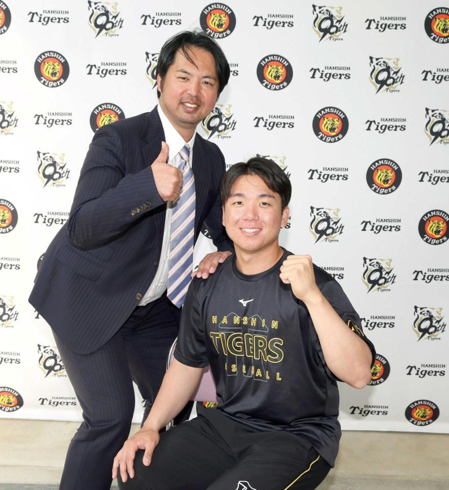 　井川慶氏（左）と笑顔を見せる村上（撮影・北村雅宏）