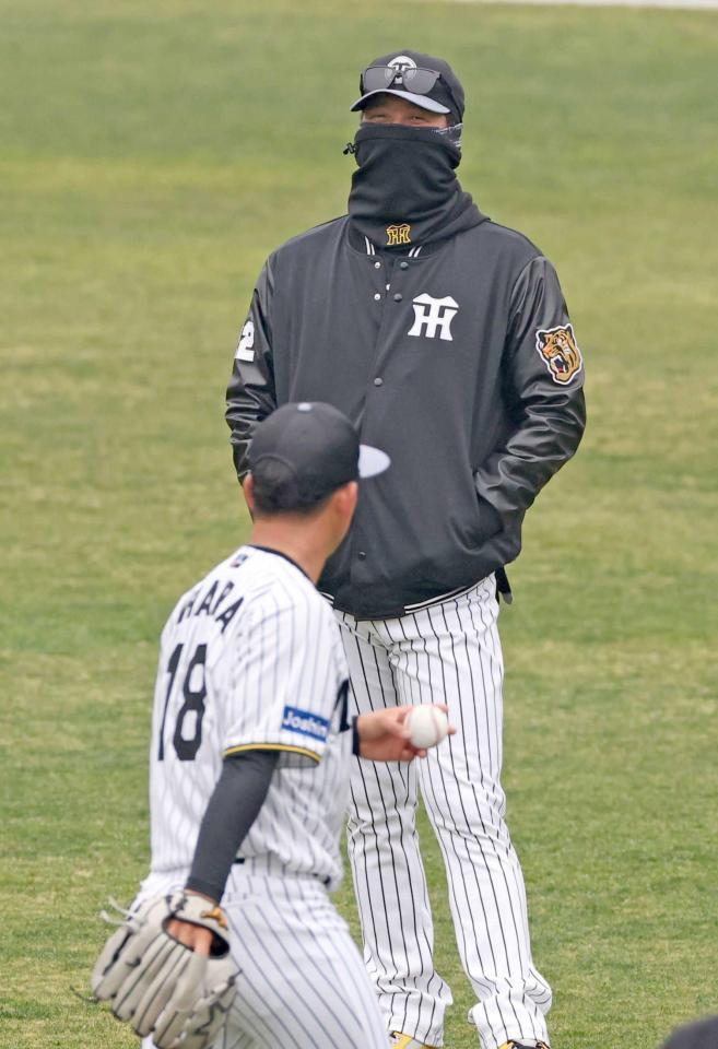 　伊原（手前）に話しかける藤川監督（撮影・中田匡峻）