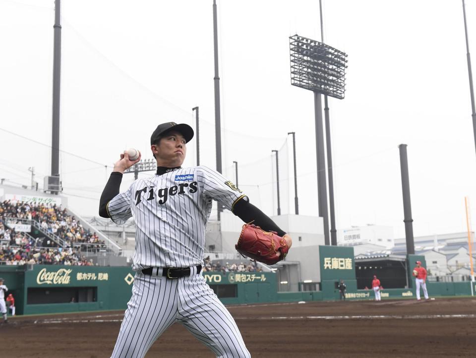 　イニング間のキャッチボールする才木（撮影・西田忠信）