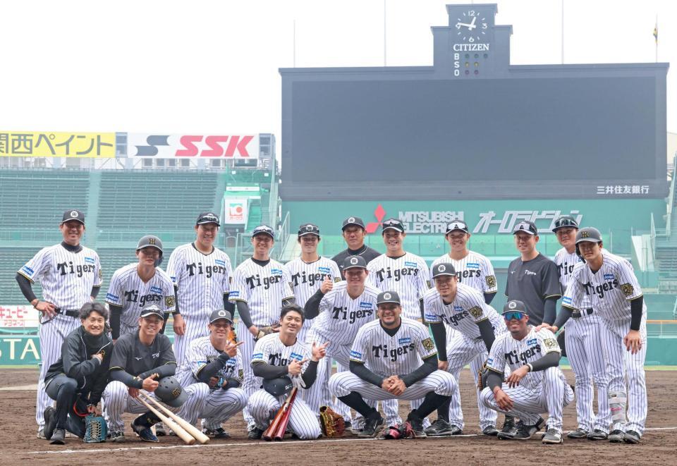 　ナインから誕生日を祝福され、笑顔で記念撮影をするヘルナンデス（前列右から２人目）＝撮影・立川洋一郎