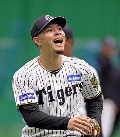 　ノックを受け明るい表情を見せる佐藤輝