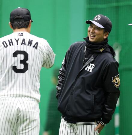 　大山（左）と話す藤川監督（撮影・中田匡峻）