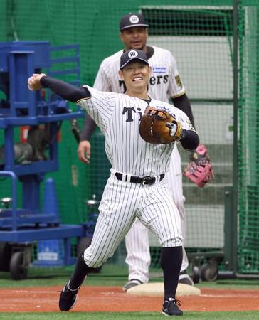 　一塁の守備に就きボールを回す原口（撮影・立川洋一郎）