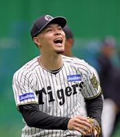 　ノックを受け明るい表情を見せる佐藤輝