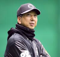 　練習を見守る藤川監督（撮影・立川洋一郎）