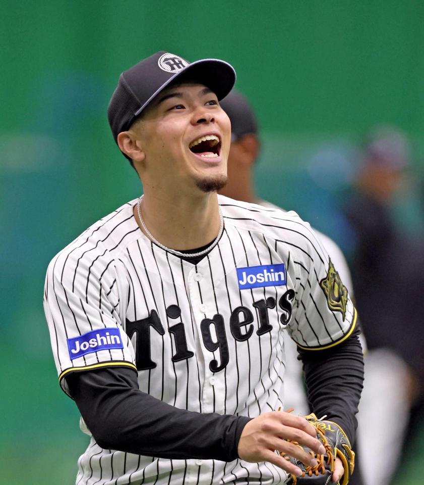 　ノックを受け明るい表情を見せる佐藤輝