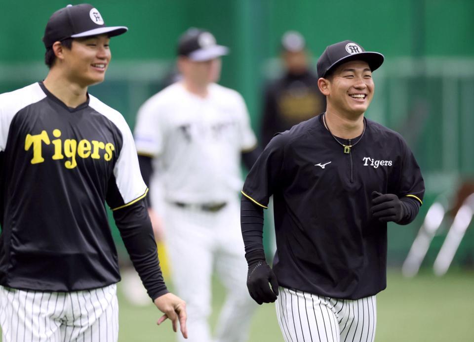 　森下（左）と談笑しながらウオーミングアップをする伊原