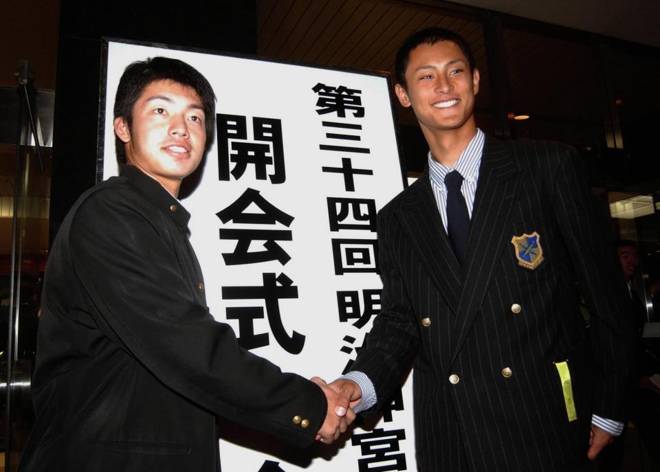 　東北・ダルビッシュと握手する早大・鳥谷（左）＝２００３年