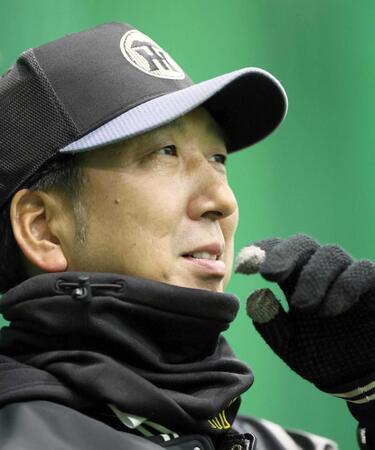 　練習を見守る藤川監督