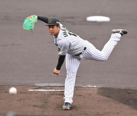 　力投する先発の伊原（撮影・西田忠信）