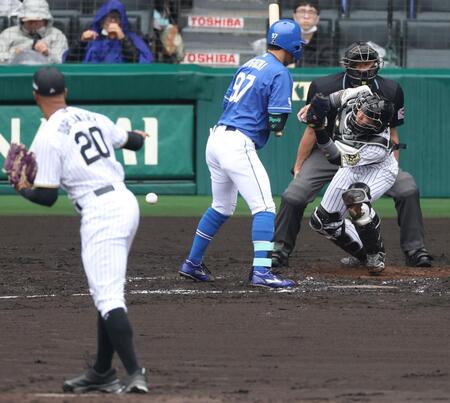 　２回、樋口の打席で暴投するデュプランティエ（撮影・中田匡峻）
