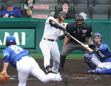 　２回、レフトへソロを放つ前川（撮影・中田匡峻）