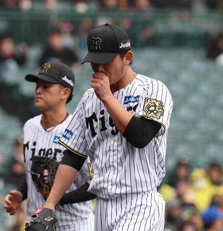 　３回、息を吹きかけながらベンチに戻る伊藤将（撮影・北村雅宏）