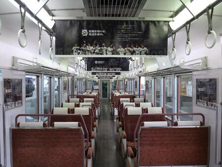 　阪神タイガース９０周年記念ラッピングトレインの車内（撮影・中田匡峻）