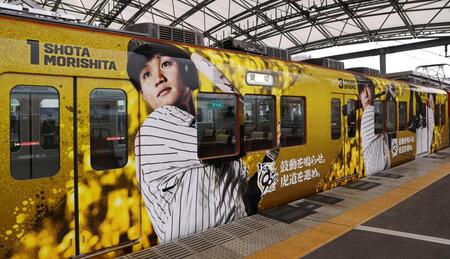 　電車にラッピングされる（左から）森下、大山、佐藤輝（撮影・中田匡峻）