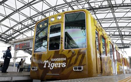 　入線するラッピングトレイン（撮影・中田匡峻）