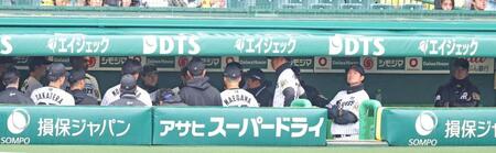　話を聞く阪神ナイン。右端は藤川監督（撮影・中田匡峻）
