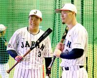 　佐藤輝（右）と記念撮影し、笑顔を見せる大山