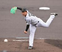 　力投する先発の伊原（撮影・西田忠信）