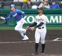 　１回、板山（奥）に先制ソロを浴びたデュプランティエ（撮影・中田匡峻）