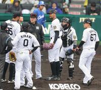 　２回、樋口に２点適時二塁打を浴び、マウンドに集まるデュプランティエ（中央）ら阪神ナイン（撮影・中田匡峻）