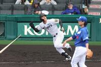 　２回、涌井（手前）からレフトへソロを放つ前川（撮影・中田匡峻）