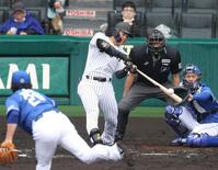 　２回、レフトへソロを放つ前川（撮影・中田匡峻）