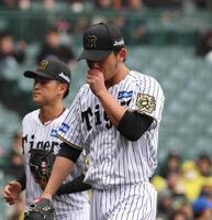 　３回、息を吹きかけながらベンチに戻る伊藤将（撮影・北村雅宏）