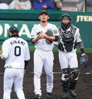 　３回、石橋に四球を与え、満塁のピンチを招き梅野（右）から声をかけられる伊藤将（撮影・中田匡峻）