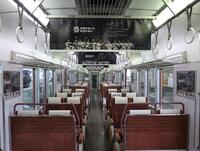 　阪神タイガース９０周年記念ラッピングトレインの車内（撮影・中田匡峻）