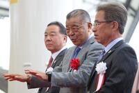 　粟井球団社長（右）と話す掛布ＯＢ会長。左は阪神電鉄取締役都市交通事業本部長・原田大氏（撮影・中田匡峻）