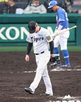 　７回、樋口（奥）に押し出し四球を与えたネルソン（撮影・中田匡峻）