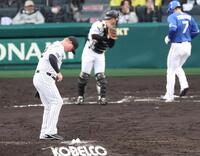 　７回、樋口に押し出し四球を与え、三走福永（７）の生還を許したネルソン（撮影・中田匡峻）