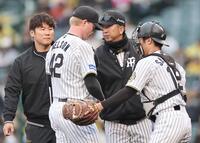 　７回、制球に苦しむネルソンを降板させる藤川監督（撮影・田中太一）