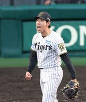 　９回、鵜飼を空振り三振に斬り、ほえる工藤（撮影・中田匡峻）