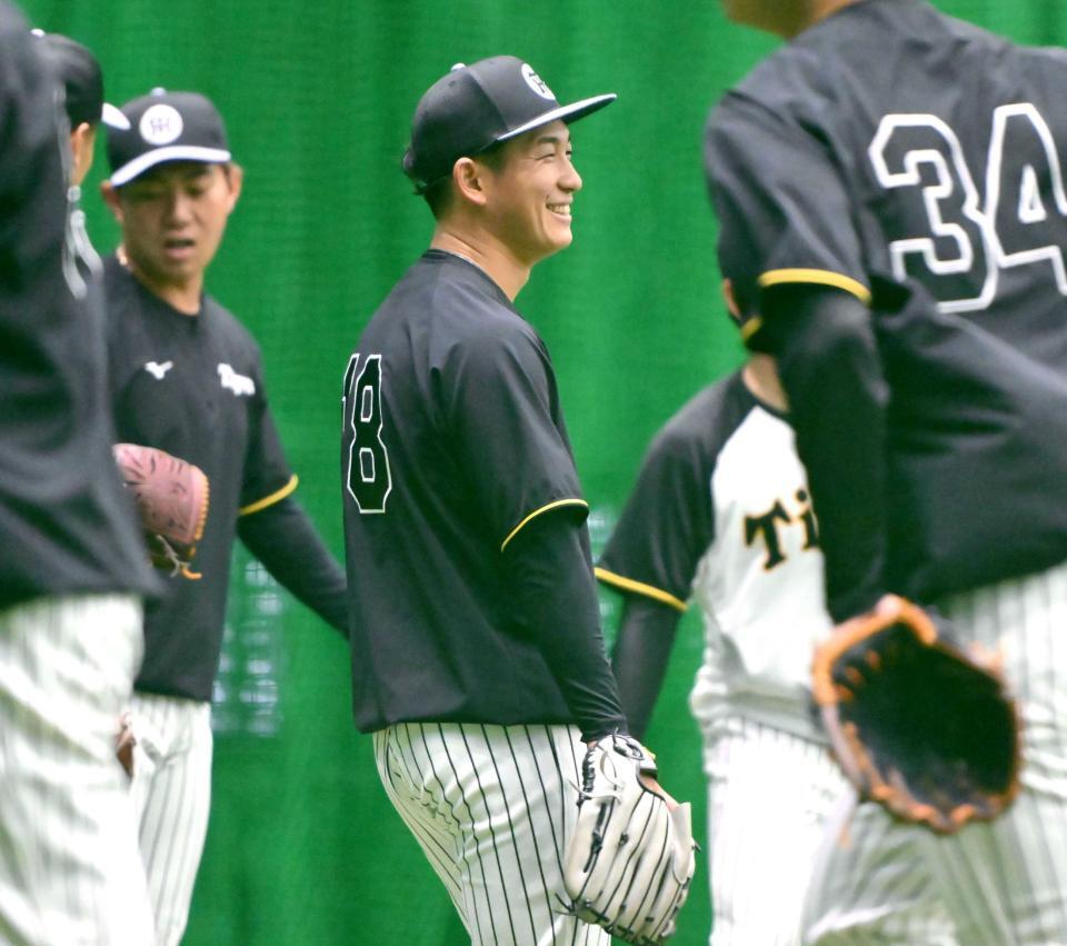 　練習中に笑顔を見せる伊原（撮影・西田忠信）