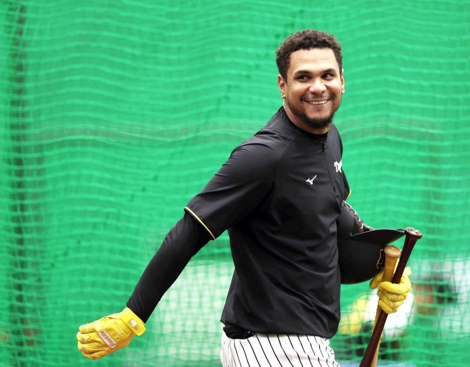 　笑顔で打撃ケージへ向かうヘルナンデス（撮影・田中太一）