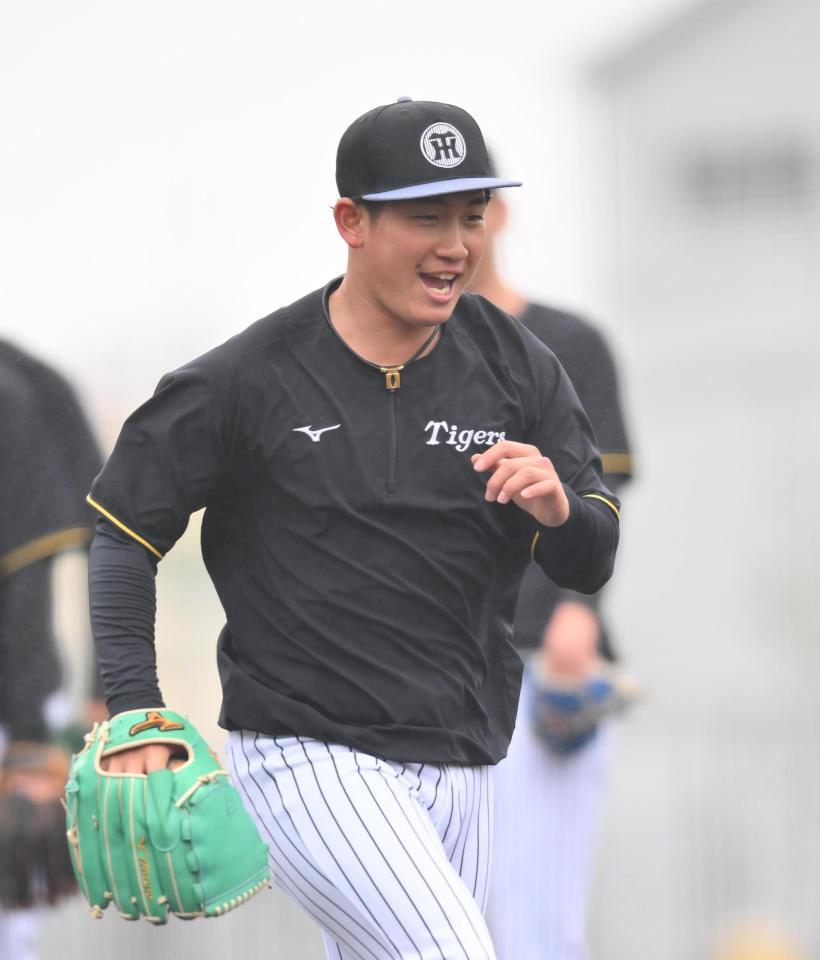 　守備練習する伊原（撮影・西田忠信）