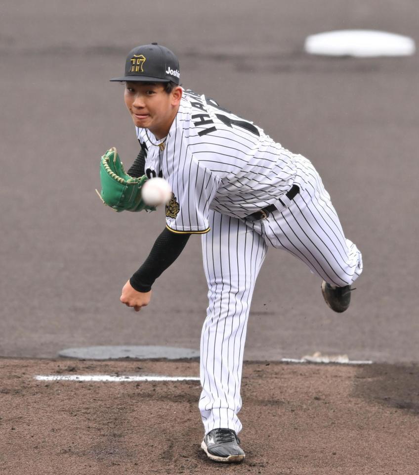 　力投する先発の伊原（撮影・西田忠信）