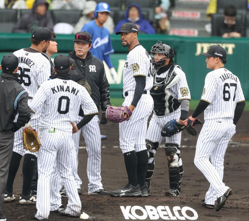 　２回、樋口に２点適時二塁打を浴び、マウンドに集まるデュプランティエ（中央）ら阪神ナイン（撮影・中田匡峻）