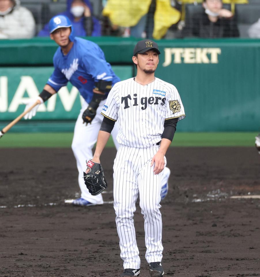 　３回、中田（奥）に適時二塁打を浴びた伊藤将（撮影・中田匡峻）