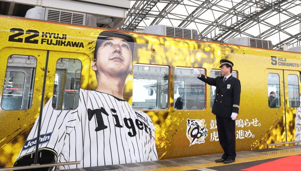 　出発発声を行う重森駅長（撮影・中田匡峻）