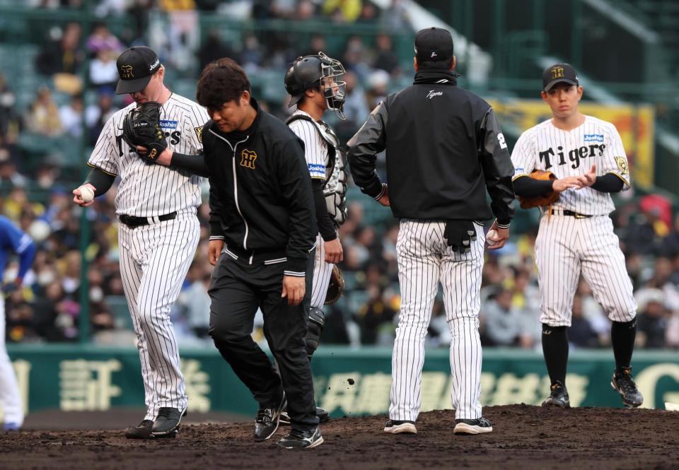 　７回、交代を告げられてベンチに引き揚げるネルソン（左端）＝撮影・北村雅宏