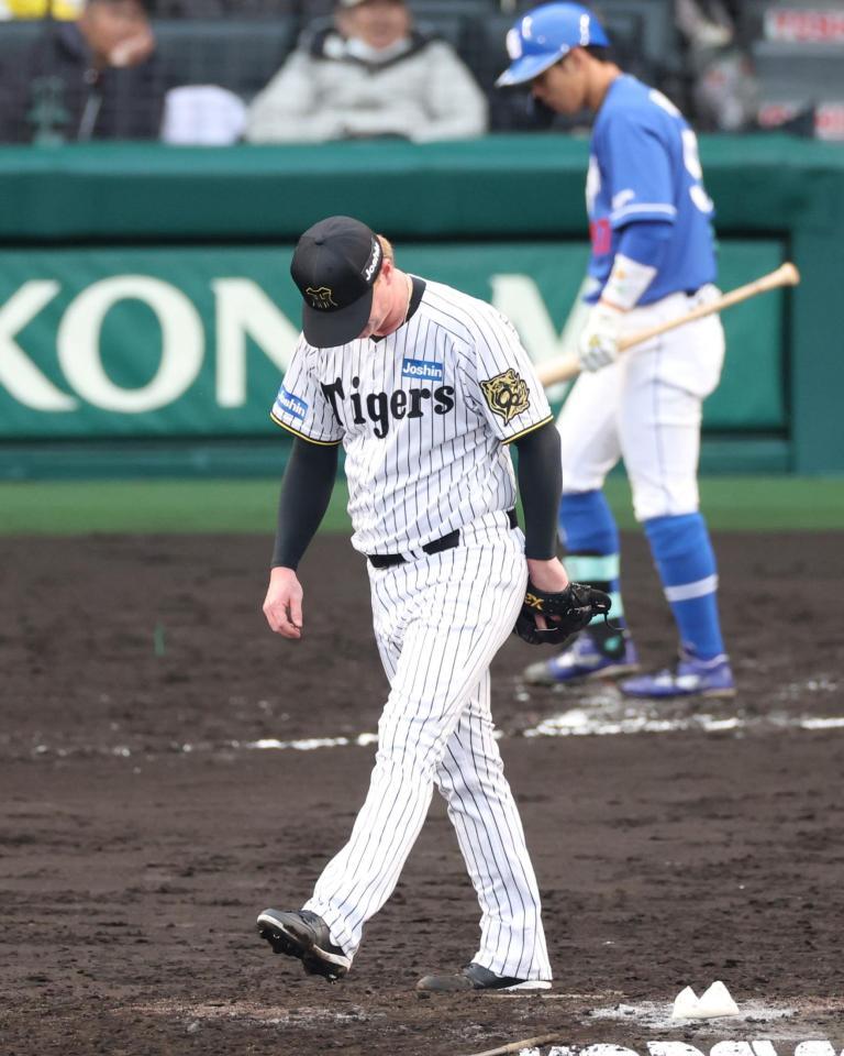 　７回、樋口（奥）に押し出し四球を与えたネルソン（撮影・中田匡峻）