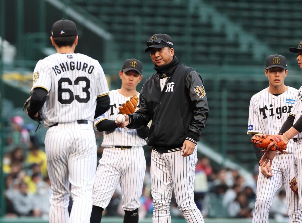 　７回、ネルソンの交代を告げた藤川監督（中央）は、マウンドに向かう石黒（６３）にボールを手渡す（撮影・北村雅宏）