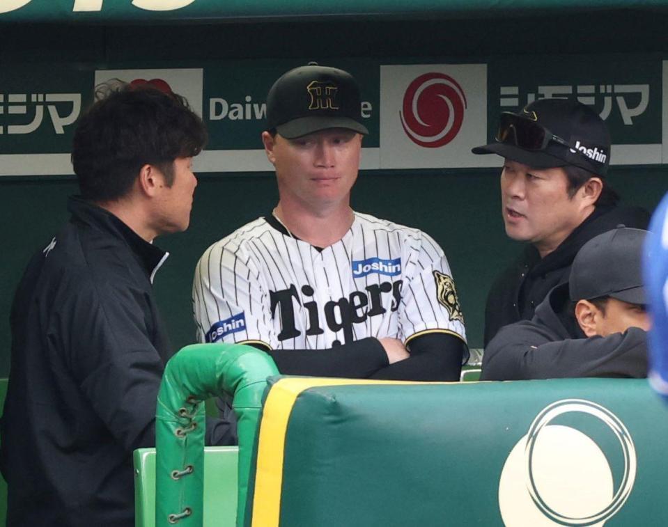 　７回、１イニングを持たずに降板したネルソンは安藤投手チーフコーチ（右）と話をする（撮影・中田匡峻）