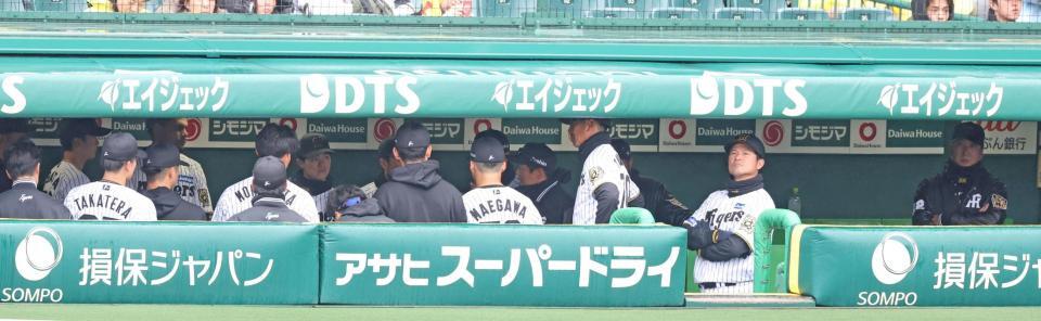 　話を聞く阪神ナイン。右端は藤川監督（撮影・中田匡峻）