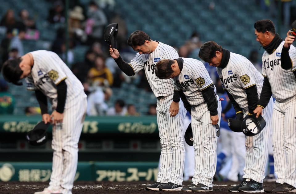 　中日に敗れ、帽子を取る藤川監督（中央）＝撮影・北村雅宏