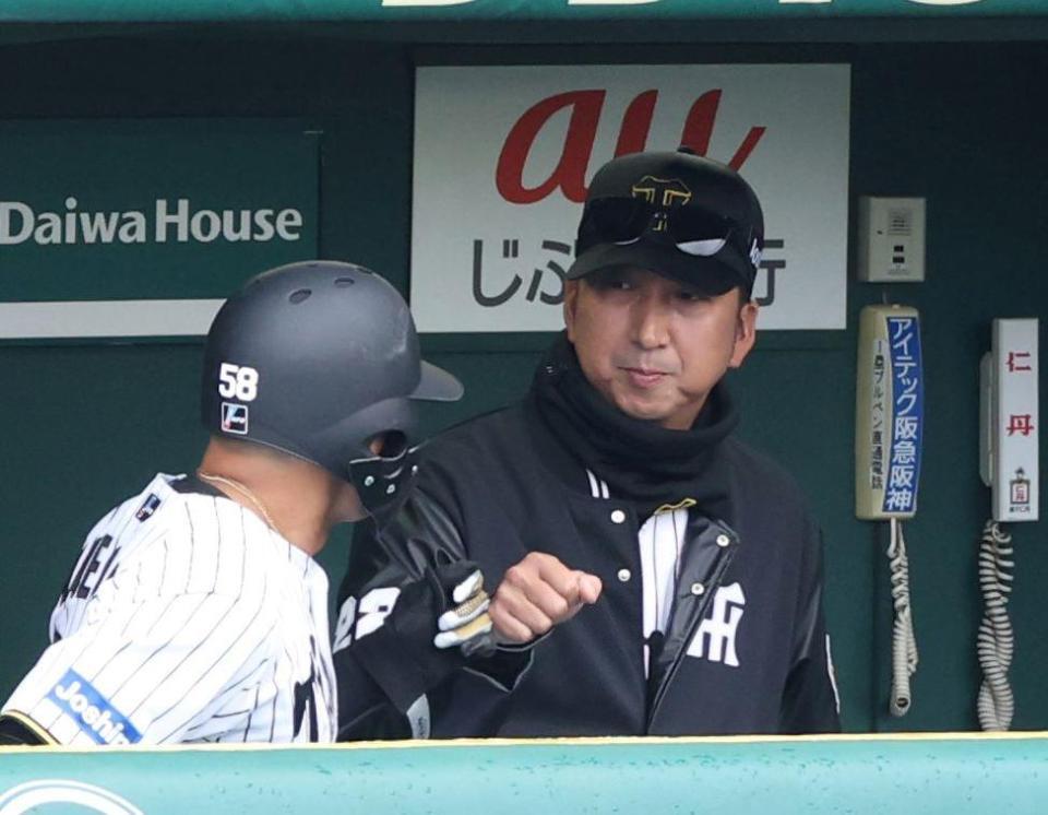 　５回、中前打を放った前川（左）とタッチを交わす藤川監督（撮影・中田匡峻）